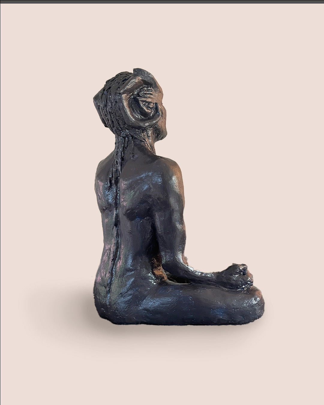 Yogademon i meditasjon, svart